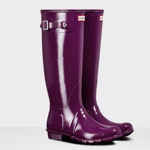Hunter Rain boots Size 9 w gloss finish l. Great pair of stylish boots.